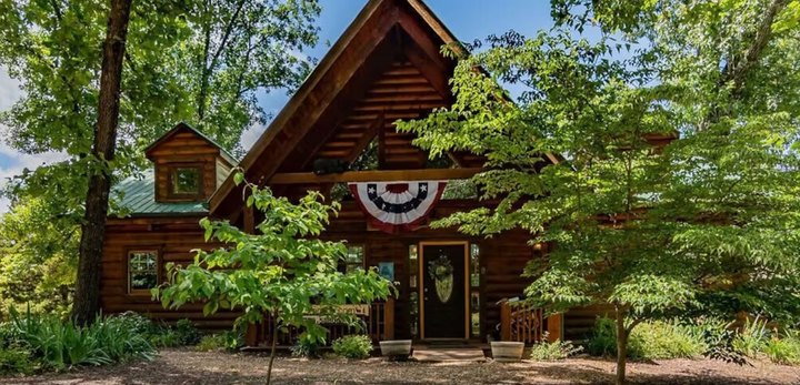 Get Away From It All At This Cabin With Its Own Hot Tub In Missouri