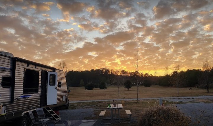 This RV Campground In Alabama Offers An Unforgettable Lakefront Camping Getaway