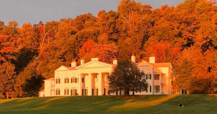 The Charming Small Town In Virginia That's Perfect For A Fall Day Trip