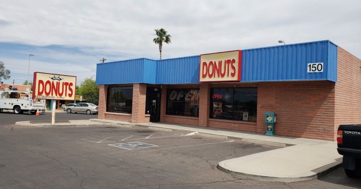 The Glazed Donuts From Donut King In Arizona Are So Good, They Practically Melt In Your Mouth