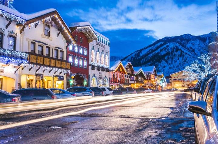29 Enchanting Christmas Towns Across America That Are Filled With Holiday Spirit