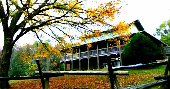 This Little-Known Scenic Spot In South Carolina That Comes Alive With Color Come Fall