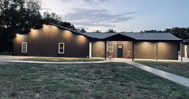 Sleep On A Peaceful 40-Acre Property At This Spacious Lodge In Kansas