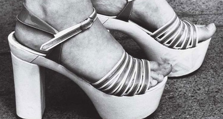 Los zapatos de plataforma eran un elemento básico en la moda de los 70's.