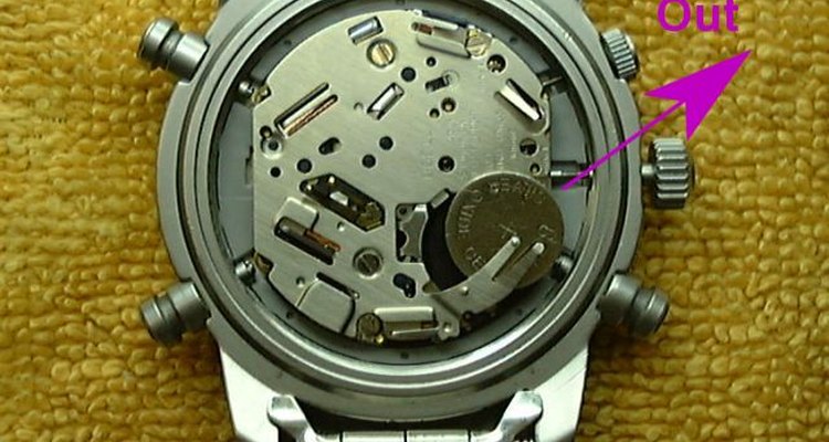 Un destornillador con una punta fuerte y plana puede ayudar a hacer palanca en la parte posterior de un reloj Seiko.