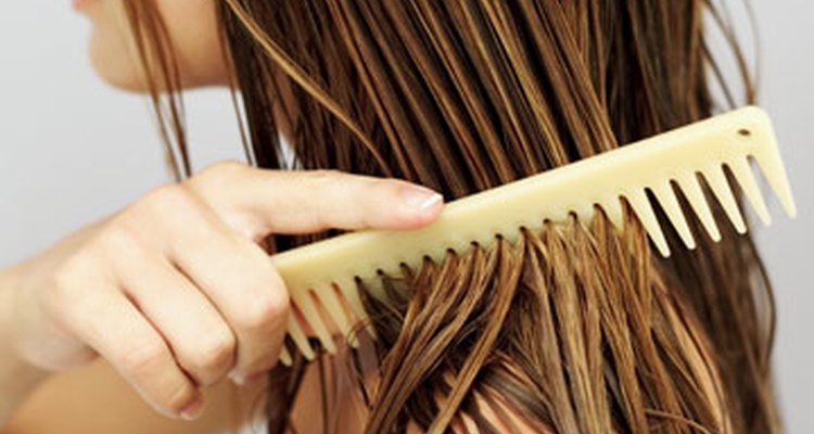 La pérdida de cabello puede ocurrir en los adolescentes.