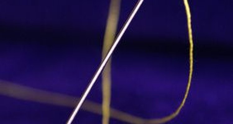 Adicione monogramas bordados em toalhas e outras roupas de cama para dar um toque pessoal