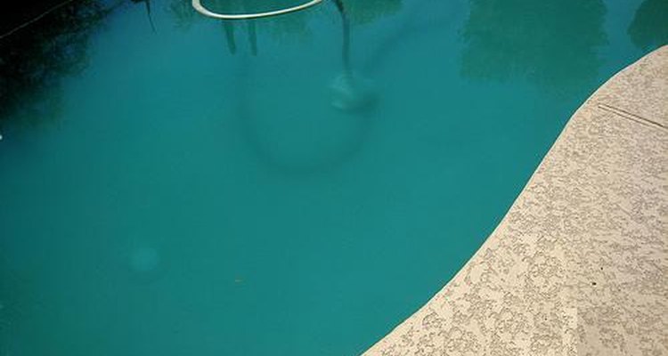 Piscina con un problema de algas verdes.