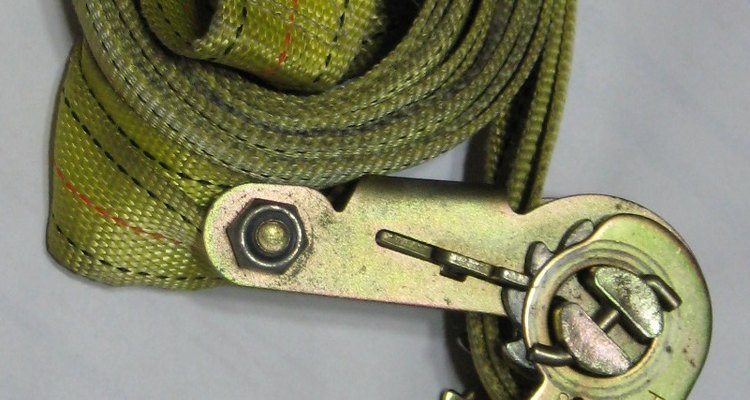 Ratchet lashing strap