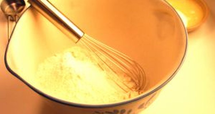 El uso de harina de soja para cocinar u hornear es una gran manera para eliminar o reducir el gluten en tu dieta.