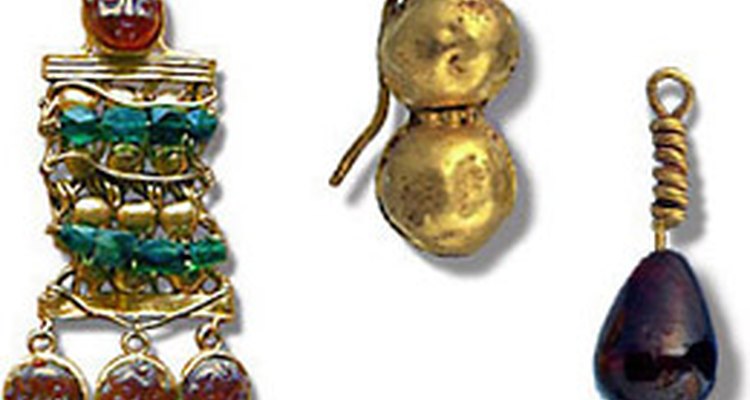 Intricate Roman earring (left). Sphere motifs.