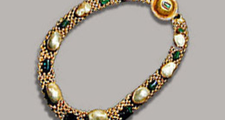 An example of the boxed motif on a Roman necklace.