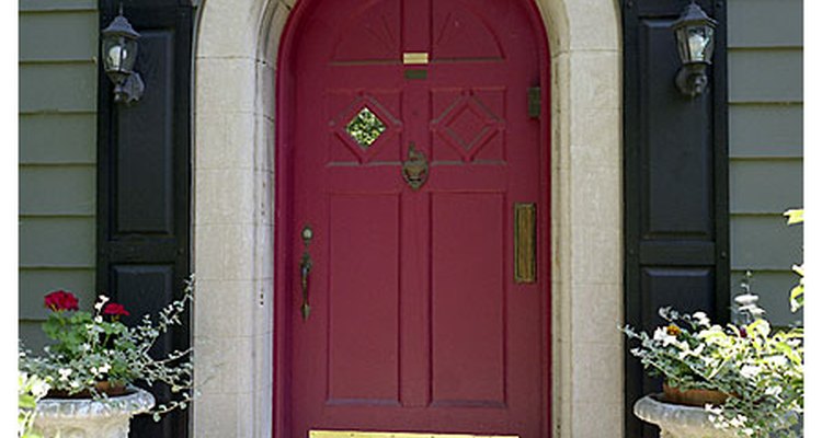 Una puerta delantera en forma de arco muy regia.