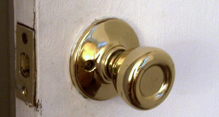 Intentar abrir una puerta sin la llave puede dañar la cerrradura cuando no se hace correctamente.
