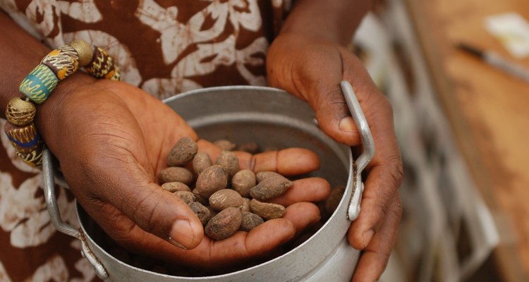 Shea nut extraction (Flickr Photo/whiteafrican)