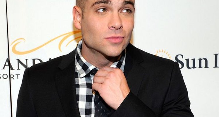 Ator Mark Salling ajustando sua gravata
