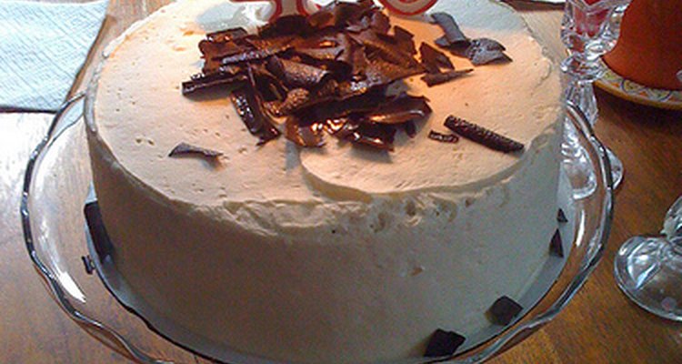 Para un cumpleaños de 40, debes preparar o comprar un pastel que sea alusivo para el cumpleañero.