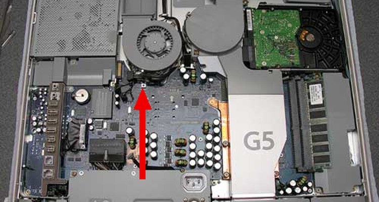 The red arrow points to the PMU reset button on the G5 iMac.
