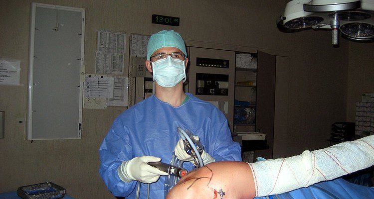 Cirurgia artroscópica do ombro realizada por um profissional médico