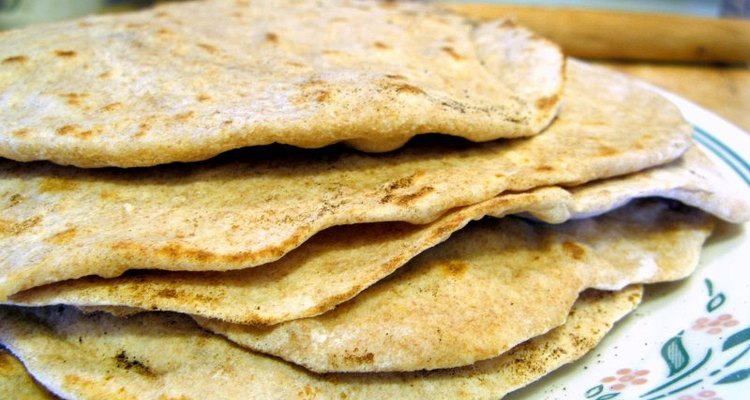 Pila de tortillas de trigo integral.