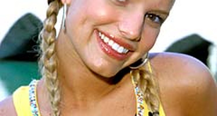 El aire caliente, el sol y el agua salada se combinan para hacer que el día sea perfecto. Mantén tu cabello perfecto con estos pasos simples.