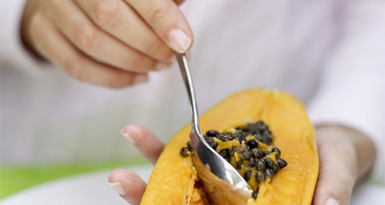 Las enzimas de la papaya hacen que sea un exfoliante natural que combate los radicales libres.