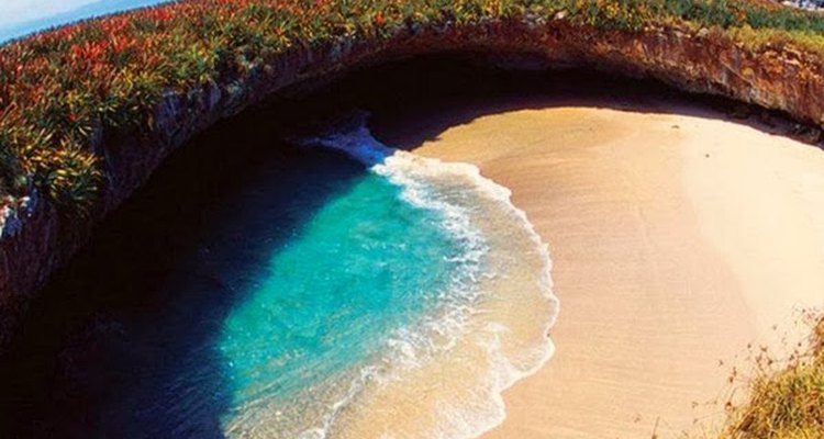 Esta praia parece que foi criada pelo impacto de um meteoro