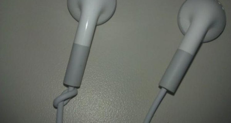 Ata un nudo justo debajo de uno de los audífonos para saber cuál es cuál.
