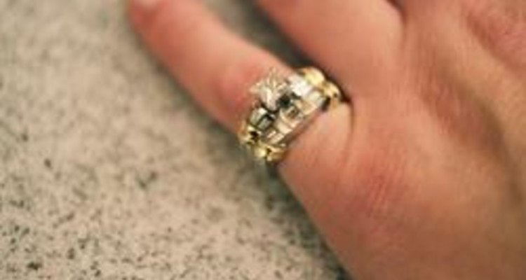 Como limpar anéis de diamante de ouro branco