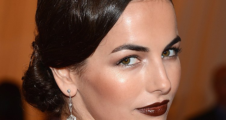 O marrom escuro combina com o tom de pele de Camilla Belle