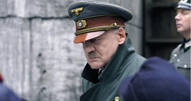 Bruno Ganz caracterizado como Adolf Hitler.
