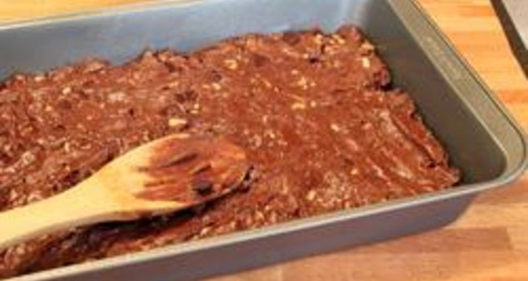 Como fazer brownies com uma mistura para bolos