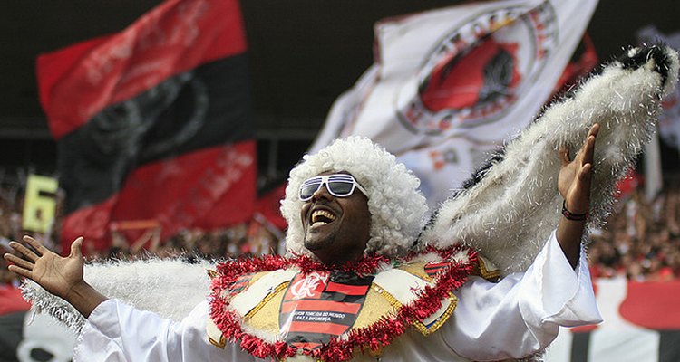 Fanático del Flamengo alentando al equipo mientras la hinchada canta.