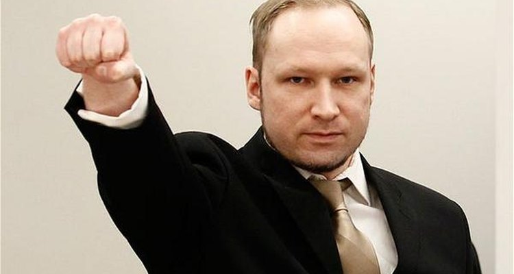 Anders Breivik haciendo un gesto masón durante su juicio.