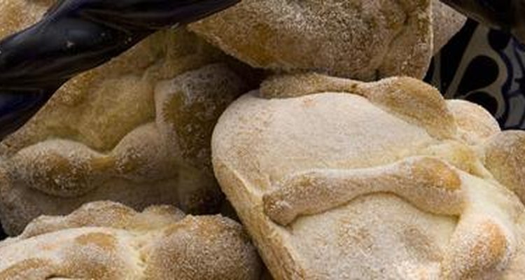 El pan de muerto se elabora a base de harina de trigo, huevo, azúcar, raspadura de naranja y hay en 2 variedades: espolvoreado con azúcar o con ajonjolí.