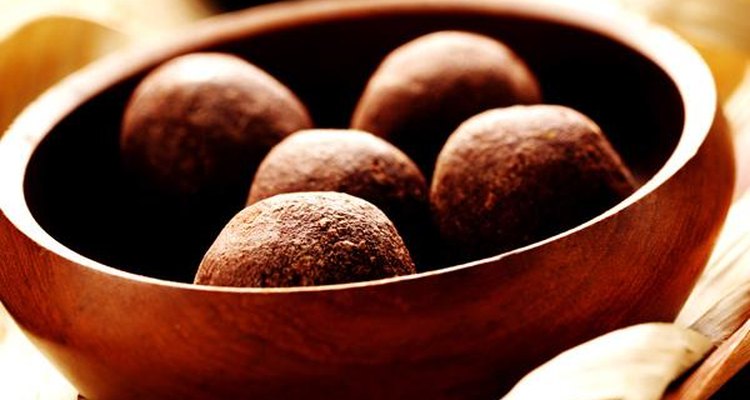De las semillas de cacao se produce polvo para crear chocolate.