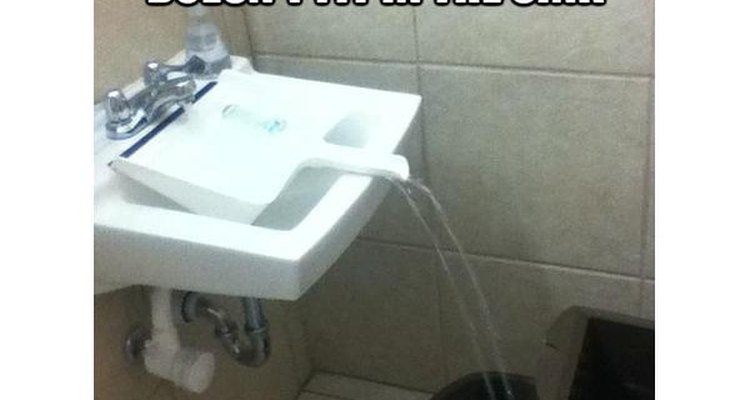 Una pala funciona como un embudo para guiar el agua hacia la cubeta.