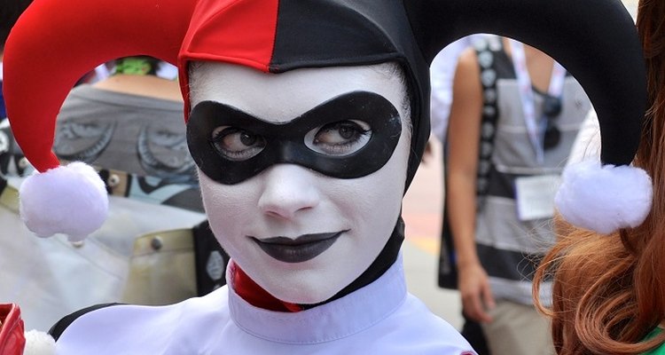 Style yourself as Gotham City villainess Harley Quinn.