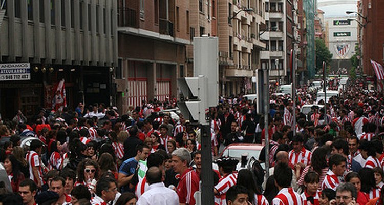Hinchada del Athletic Bilbao antes de ingresar al estadio.