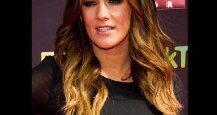 Caroline Flack elige un estilo para su cabello como bañado por el sol.
