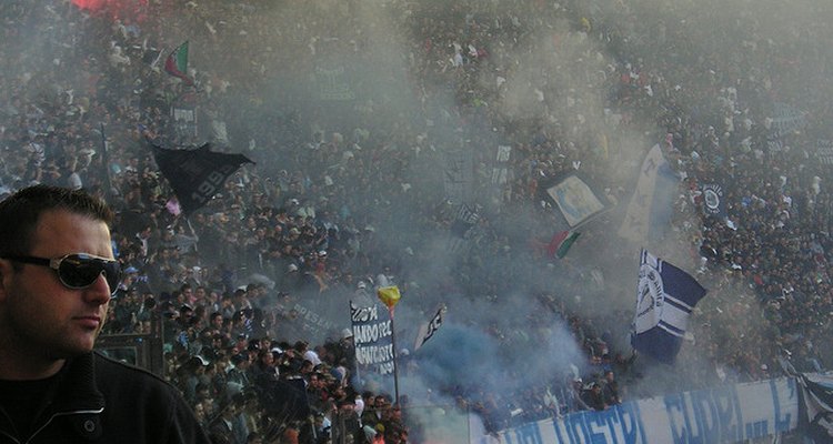 La hinchada del Napoli festeja la victoria de su equipo.