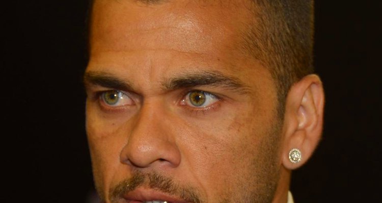 O jogador Daniel Alves foi barrado no aeroporto por causa dos vários produtos de beleza que carregava