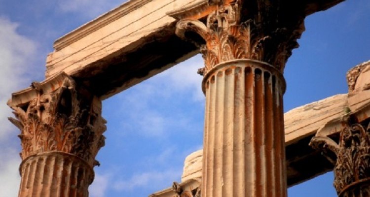 Although it's possible to tell Greek and Roman columns apart, the purpose of the building is a simpler indicator.