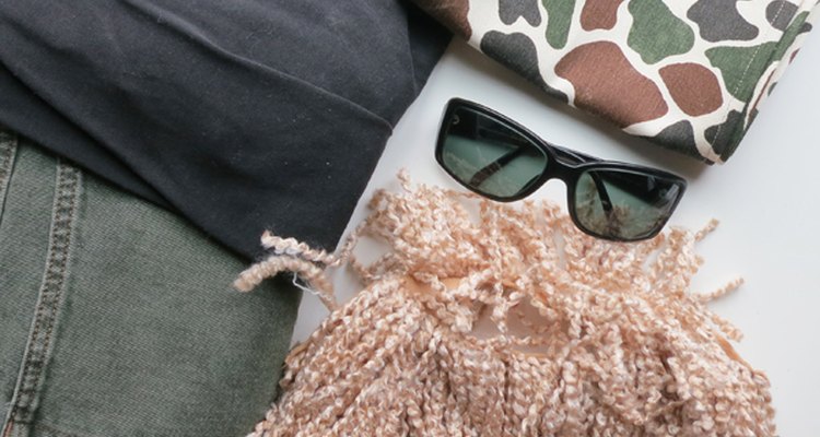 Você vai precisar de uma bandana, camiseta, calça, de preferência, camuflada