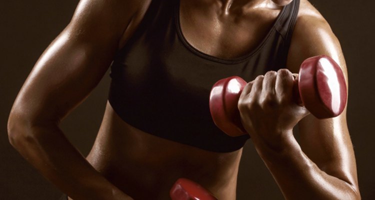 A musculação pode proporcionar vários benefícios para as mulheres