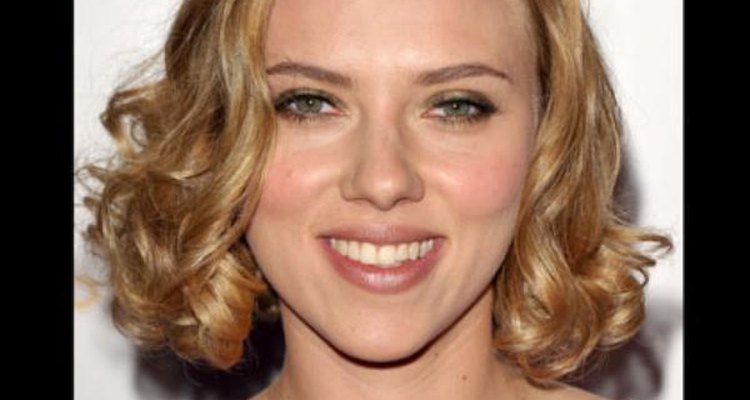 Scarlett Johansson luce hermosa con un tono de cabello suave como la mantequilla.