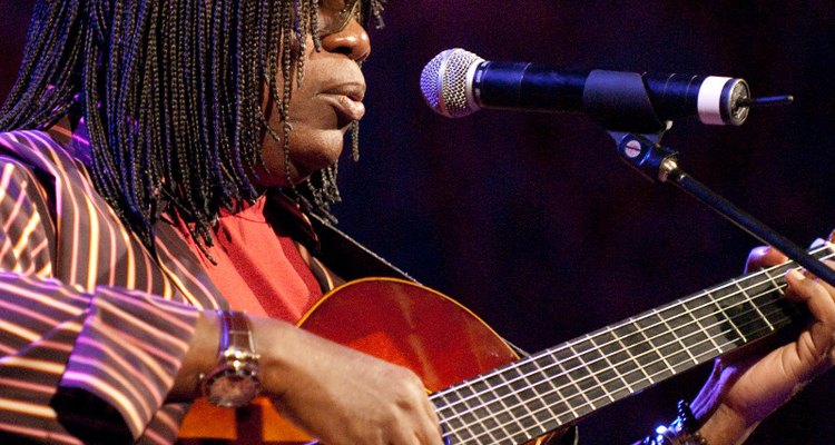 A canção se tornou célebre interpretada por Milton Nascimento (foto) e Chico Buarque