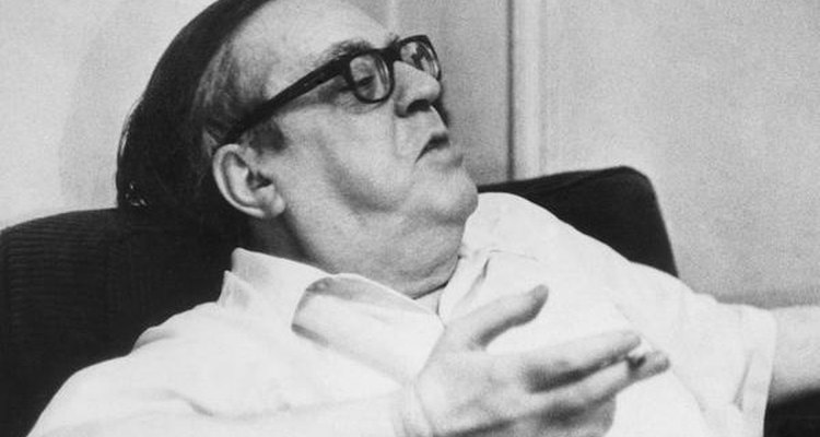 Para Sérgio Buarque de Holanda, o legado colonial é um obstáculo a ser vencido no Brasil