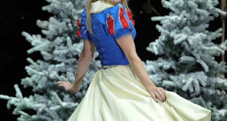 Para ter uma fantasia da Branca de Neve, amarre uma fita vermelha no cabelo