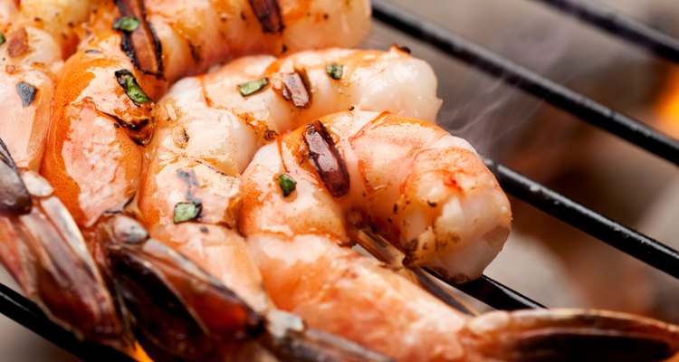 Vamos colocar camarão, filé de peixe e vieiras na grelha